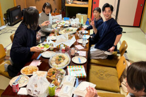 和室で食卓を囲むT様ご一行