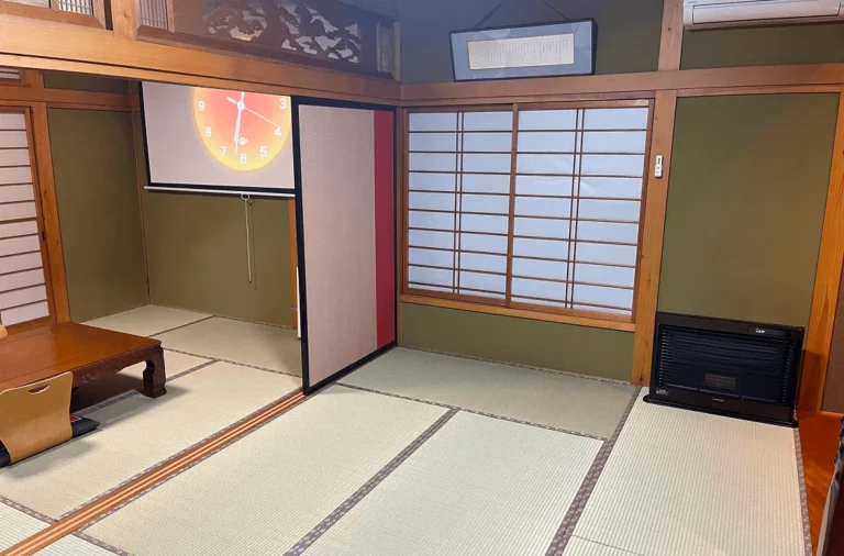 信の宿花巻の和室（床の間とローテーブル）