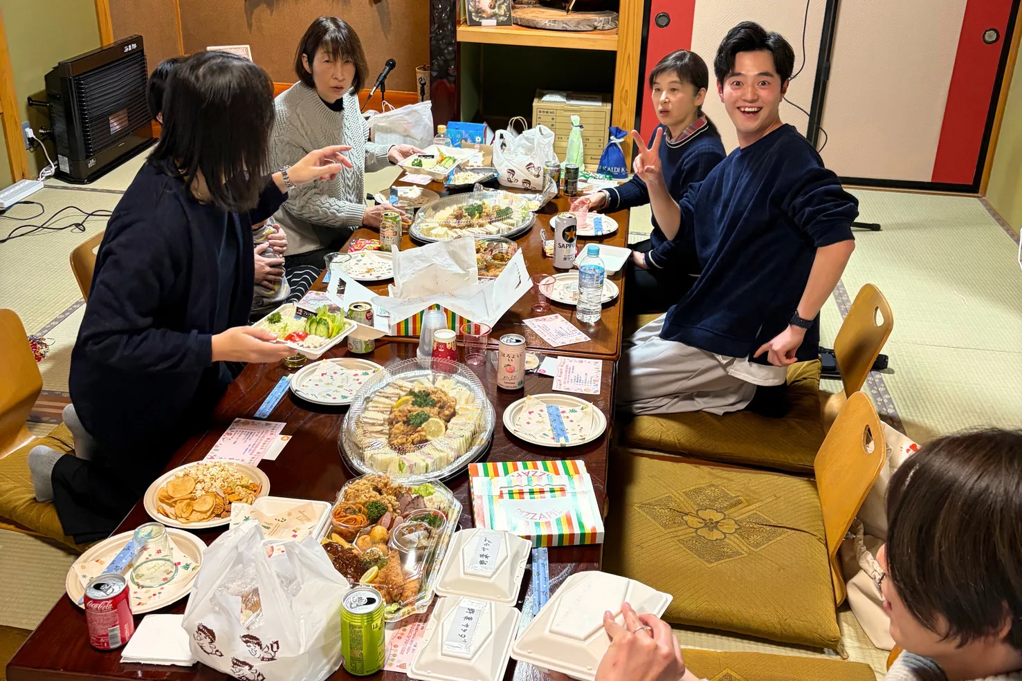 和室で食卓を囲むゲスト様ご一行